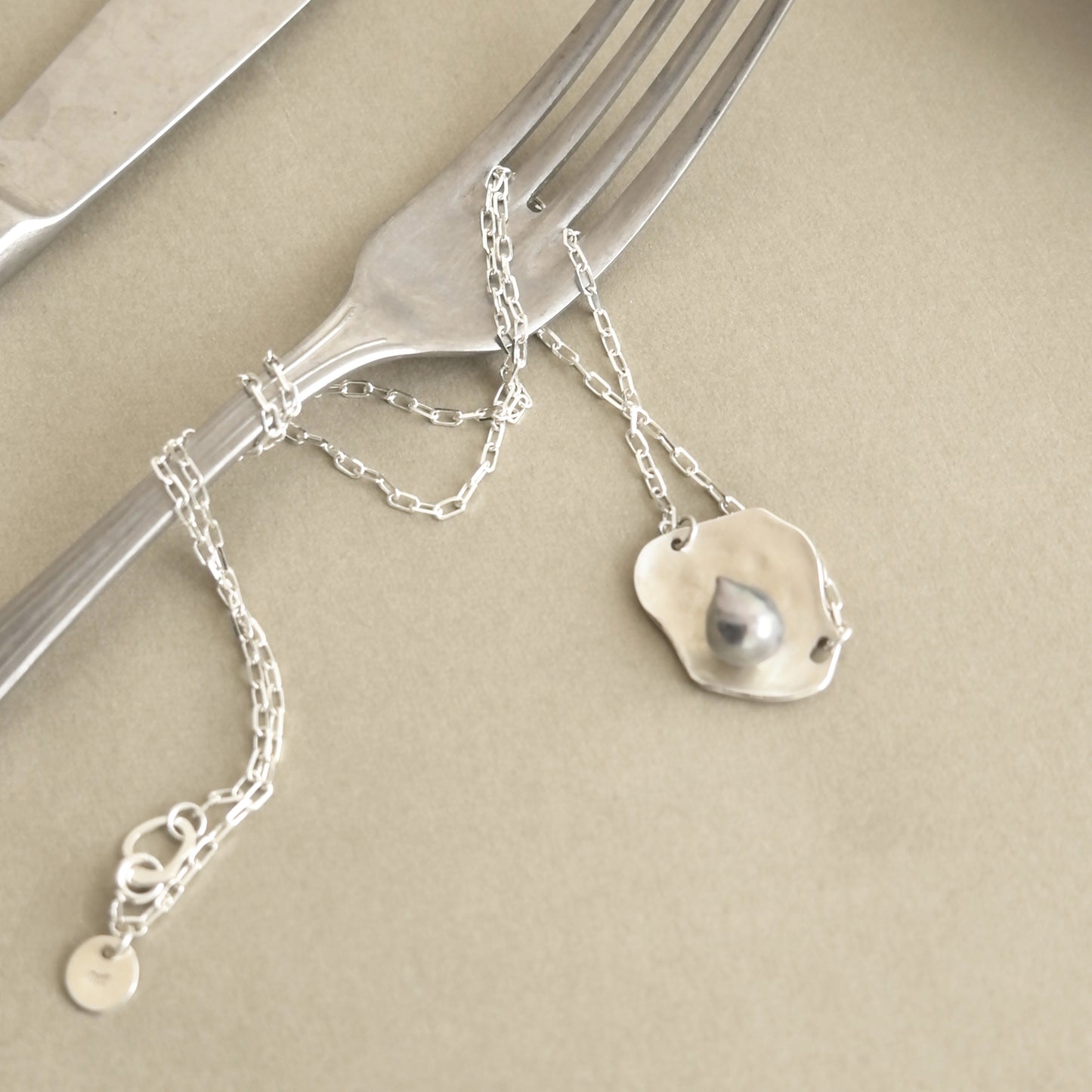 akoya pearl plate design necklace