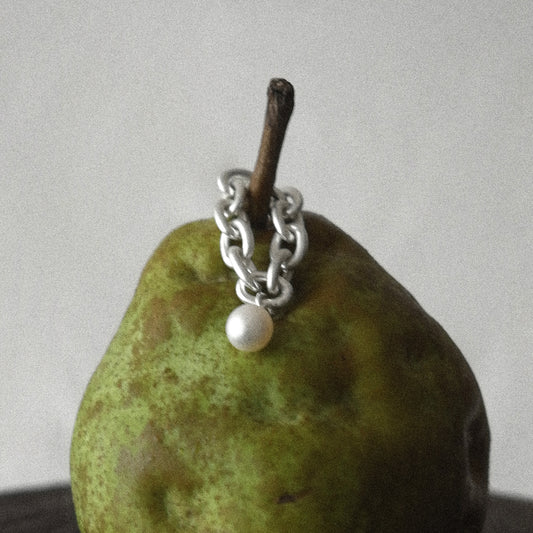 pearl × chain ring (white)