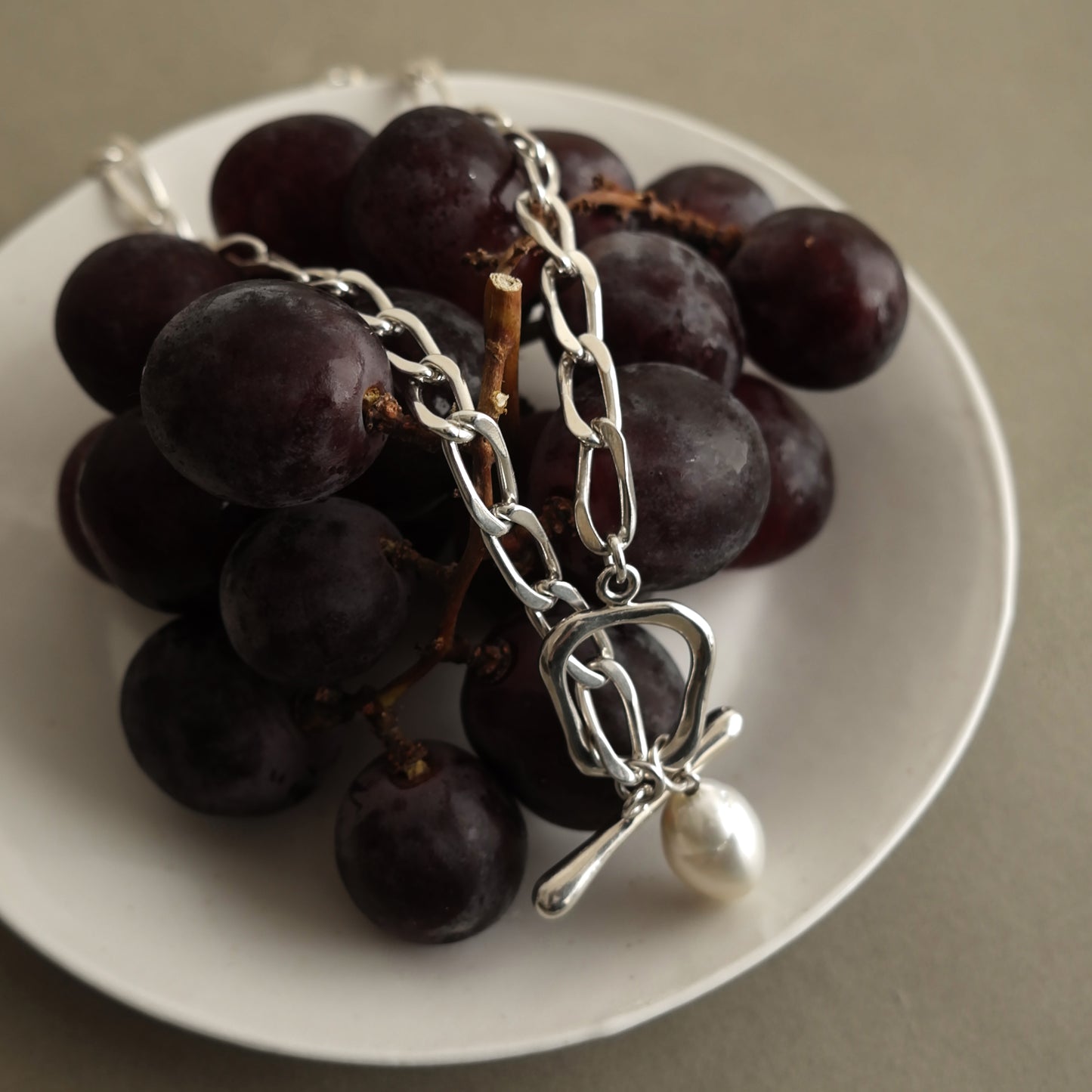 white pearl pendant necklace