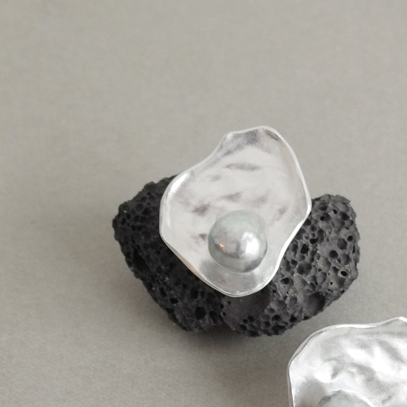 akoya pearl plate design pierce M (natural blue) / single