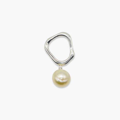 white pearl pendant (gold)
